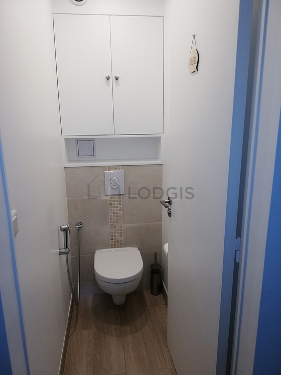 Toilettes indépendantes de la salle d'eau