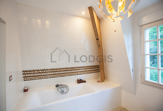 Salle de bain avec fenêtres double vitrage et du carrelage au sol