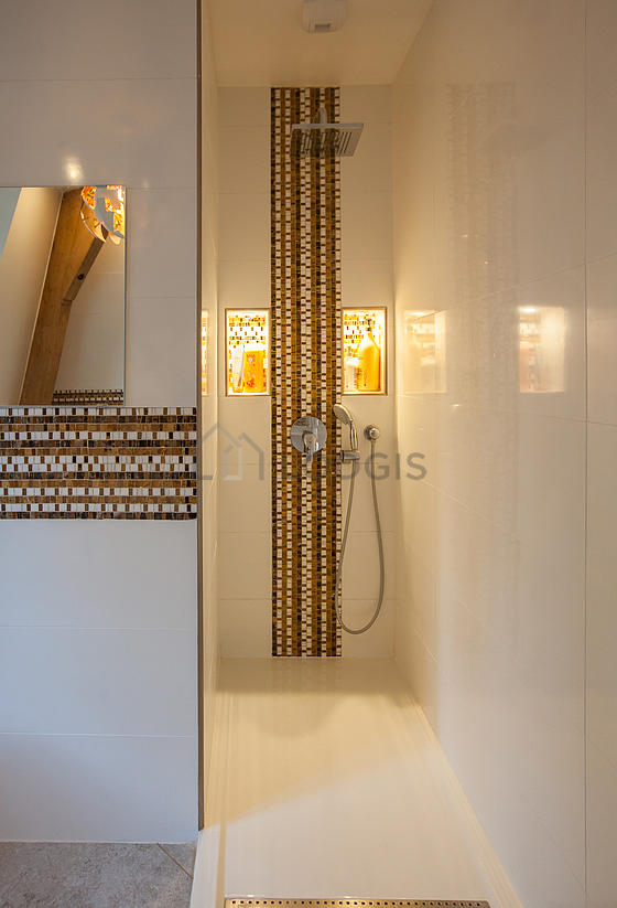 Salle de bain équipée de placard