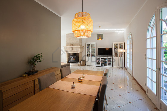 Grand salon de 55m² avec du carrelage au sol