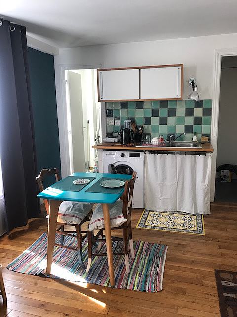 Kitchen equipped with washing machine, refrigerator, freezer, crockery