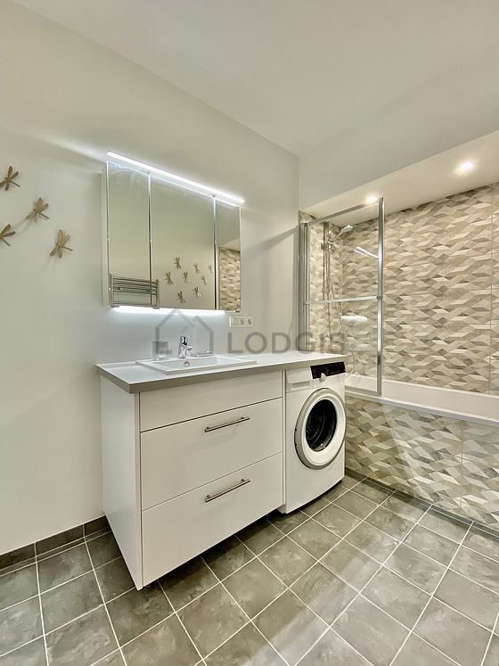 Pleasant and very bright bathroom with tile floor