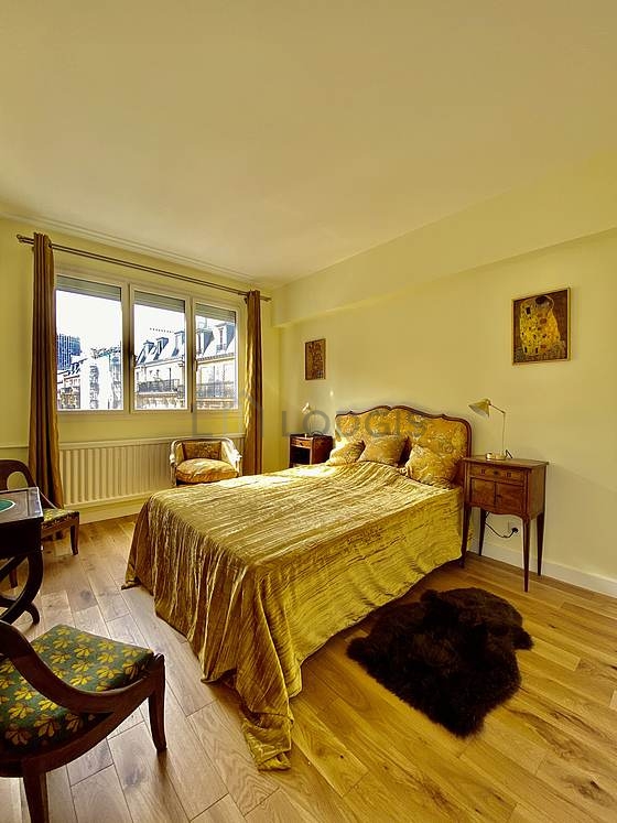 Bedroom of 12m² with wooden floor