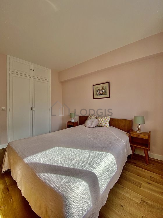 Bedroom of 12m² with wooden floor