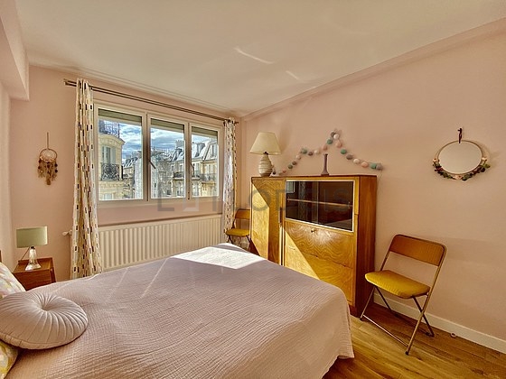 Chambre avec fenêtres double vitrage