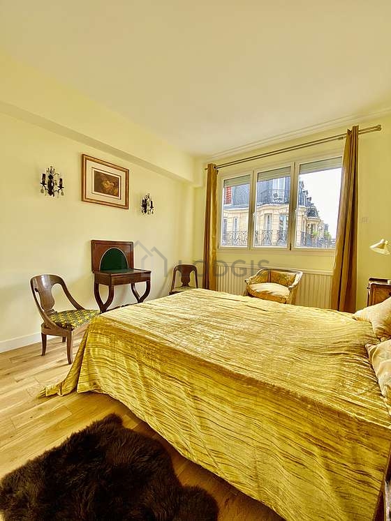 Chambre avec fenêtres