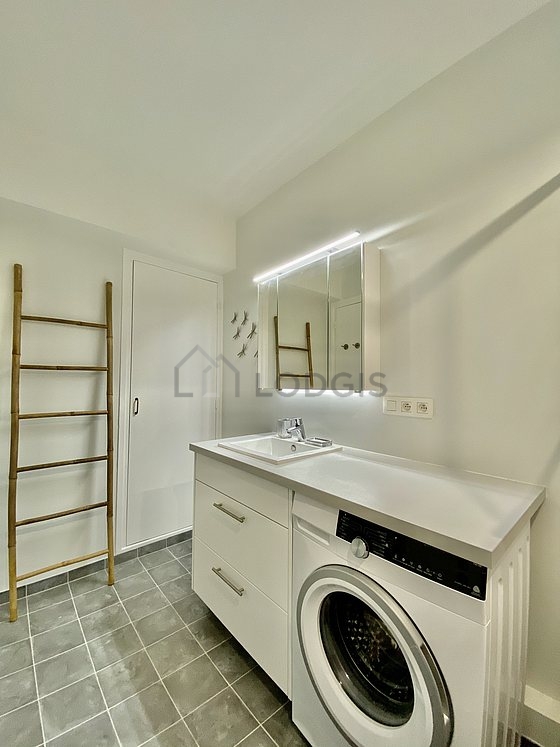 Salle de bain équipée de lave linge, serviettes de bain