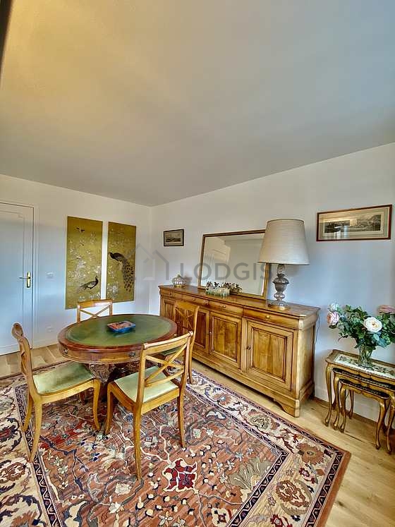 Superbe salle à manger avec du parquet au sol