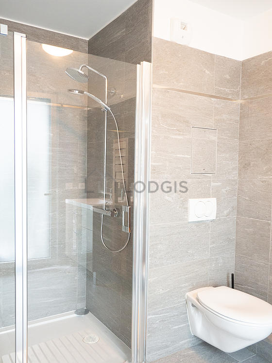 Bathroom equipped with bath towels