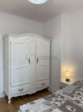 Chambre lumineuse équipée de armoire, 1 chaise(s)
