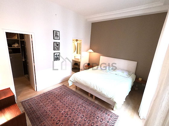 Chambre avec du parquet au sol