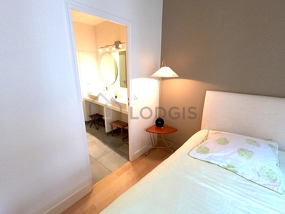 Chambre avec fenêtres double vitrage