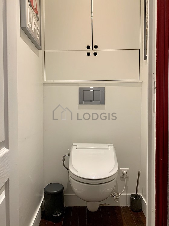 Toilettes indépendantes de la salle d'eau