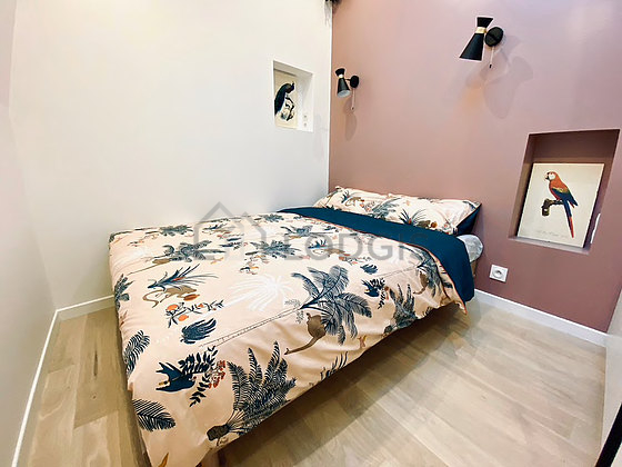 Bedroom of 6m² with wooden floor