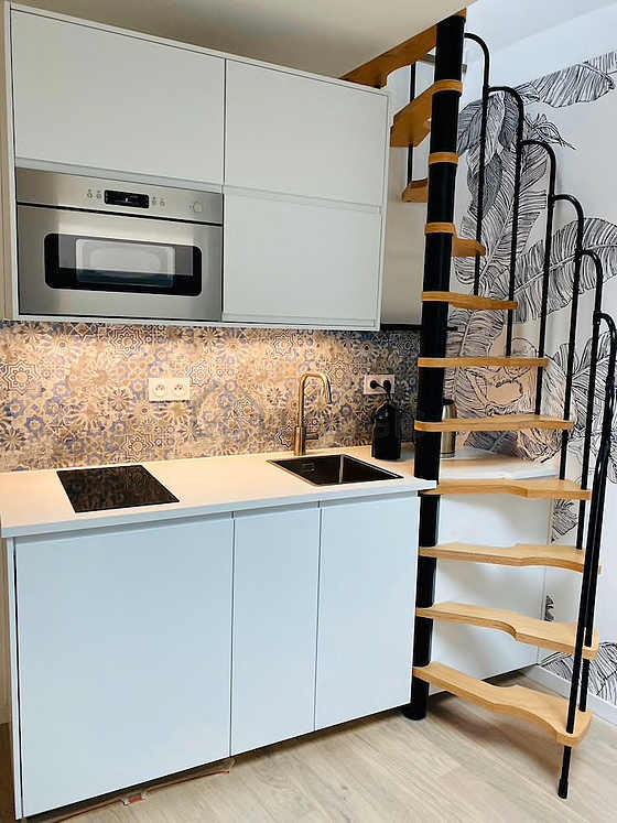 Cuisine équipée de lave linge, réfrigerateur, vaisselle