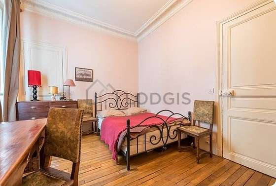 Very bright bedroom equipped with desk, storage space, 1 chair(s)