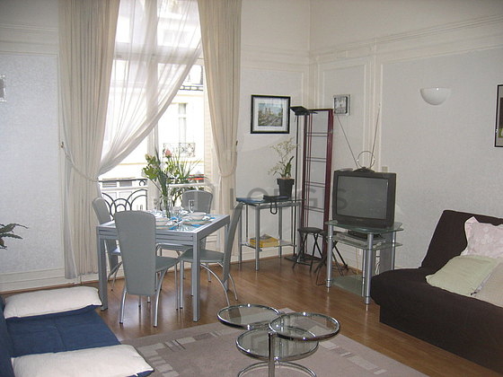 Salon avec du parquet au sol