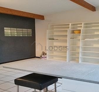Living room furnished with 1 loft bed(s) of 140cm, sofa, coffee table