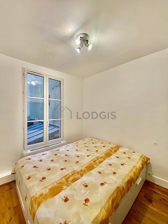 Chambre de 9m² avec du parquet au sol