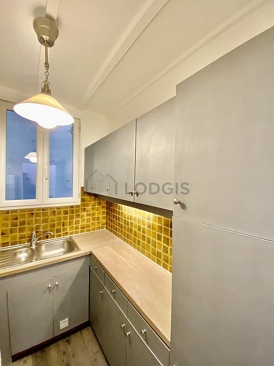Magnifique cuisine de 4m² avec du carrelage au sol