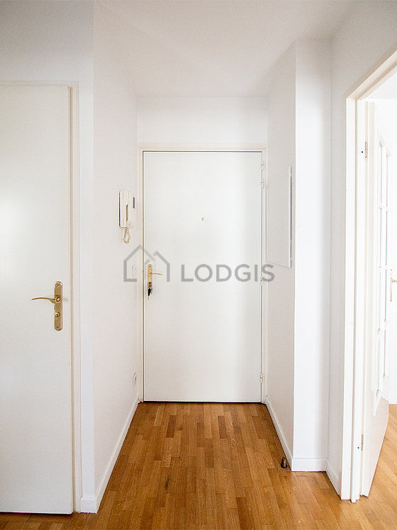 Très belle entrée avec du parquet au sol