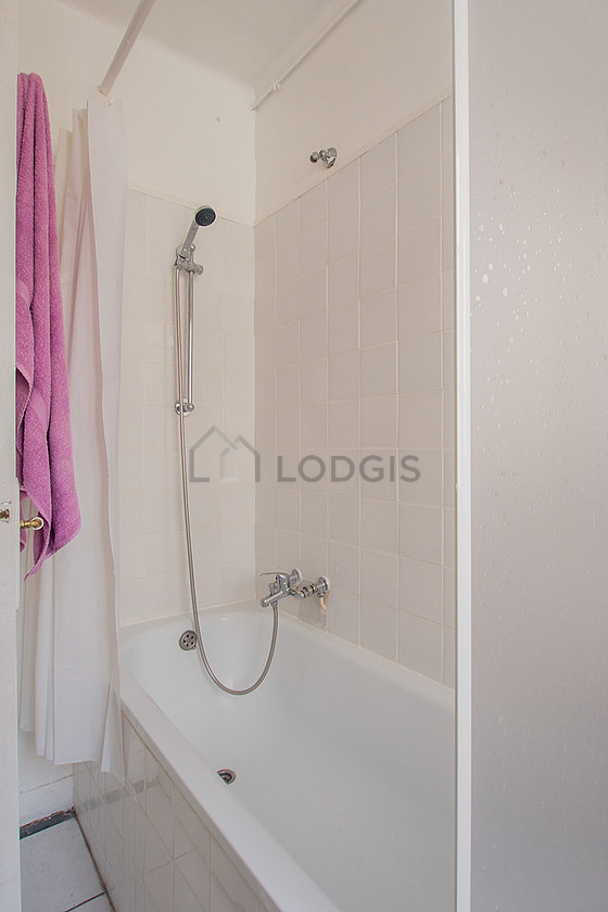 Bathroom equipped with bath towels
