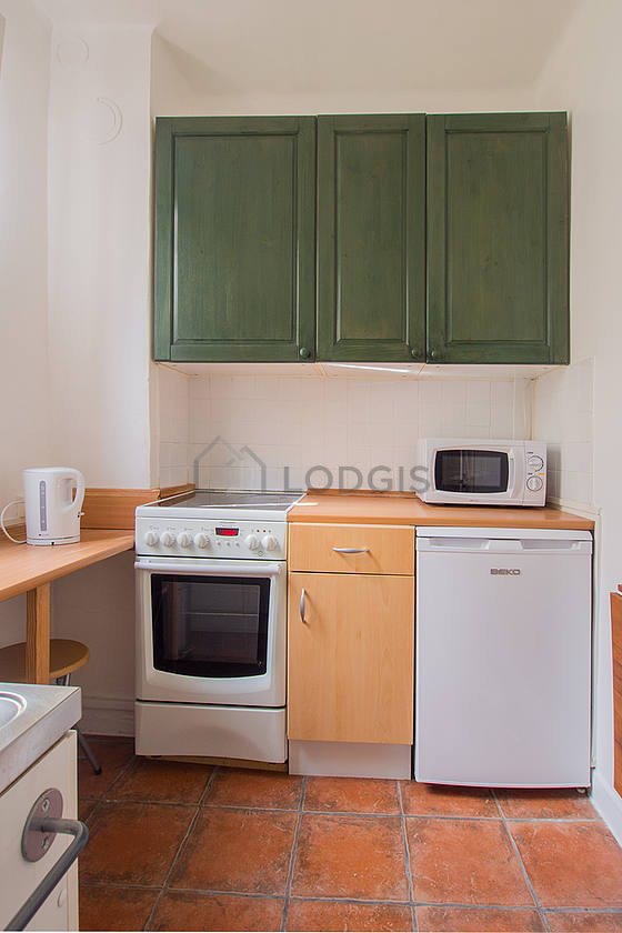Cuisine dînatoire pour 2 personne(s) équipée de plaques de cuisson, réfrigerateur, vaisselle