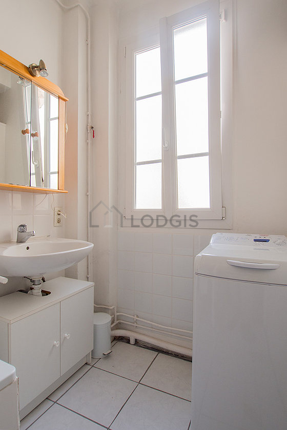Belle salle de bain avec fenêtres et du carrelage au sol