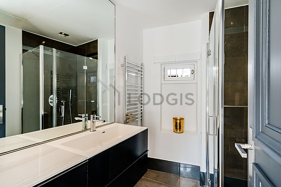 Pleasant and very bright bathroom with double-glazed windows and with tile floor