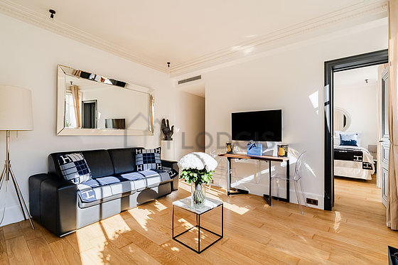 Salon avec du parquet au sol