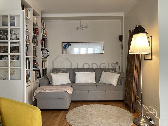 Grand salon de 30m² avec du parquet au sol