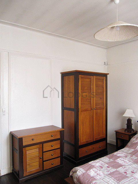 Chambre avec du parquet au sol