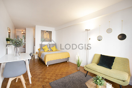 Séjour très calme équipé de 1 lit(s) de 140cm, télé, penderie, placard