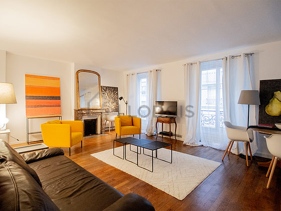 Very quiet living room furnished with tv, 2 armchair(s), 1 chair(s)