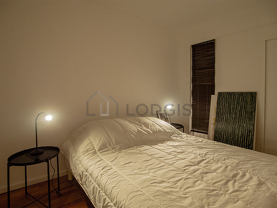 Chambre avec fenêtres double vitrage