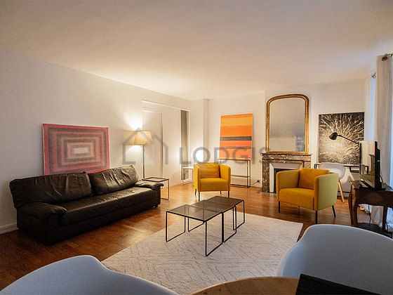 Salon avec du parquet au sol