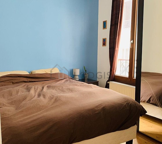 Chambre avec du parquet au sol