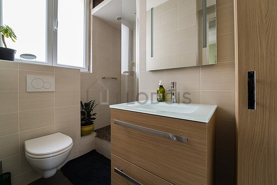 Salle de bain équipée de serviettes de bain