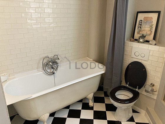 Agréable salle de bain avec du carrelage au sol