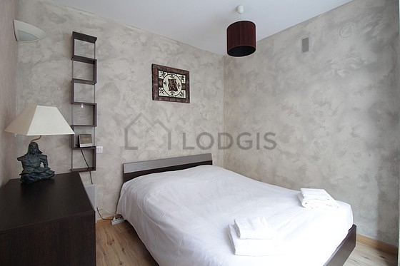 Chambre avec du parquet au sol