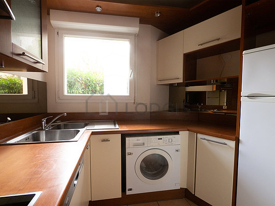 Cuisine équipée de lave linge, réfrigerateur, hotte, vaisselle