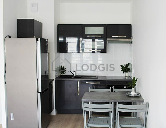 Cuisine équipée de lave vaisselle, plaques de cuisson, réfrigerateur, hotte