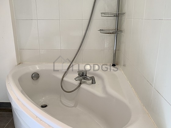 Bathroom equipped with bath towels