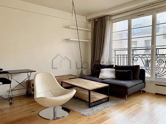 Salon avec du parquet au sol