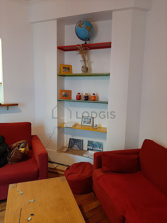 Large living room of 27m² with wooden floor