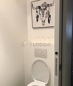 Toilettes indépendantes de la salle d'eau