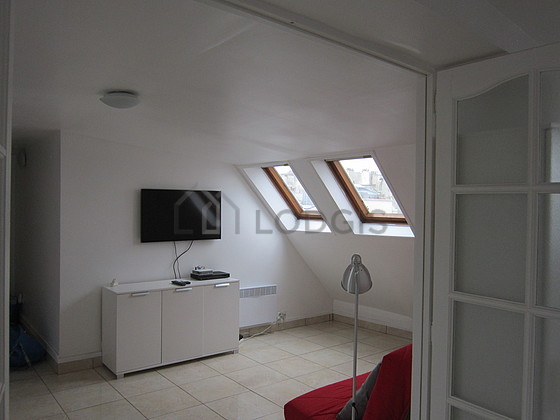 Salon avec du carrelage au sol