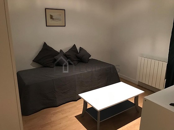 Séjour très calme équipé de canapé, table basse, commode, placard