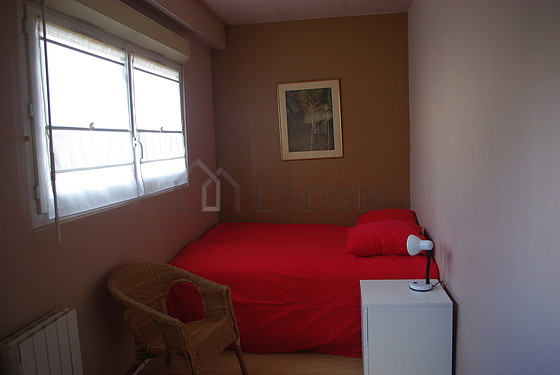 Chambre avec du parquet au sol