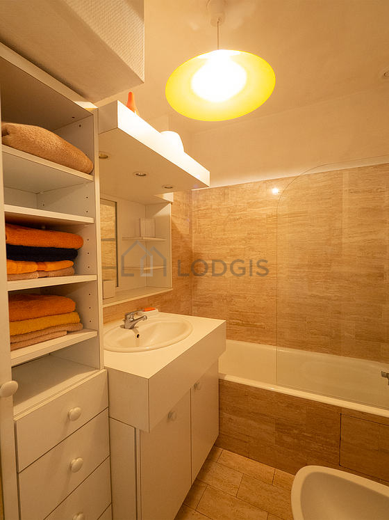 Agréable salle de bain très claire avec du carrelage au sol